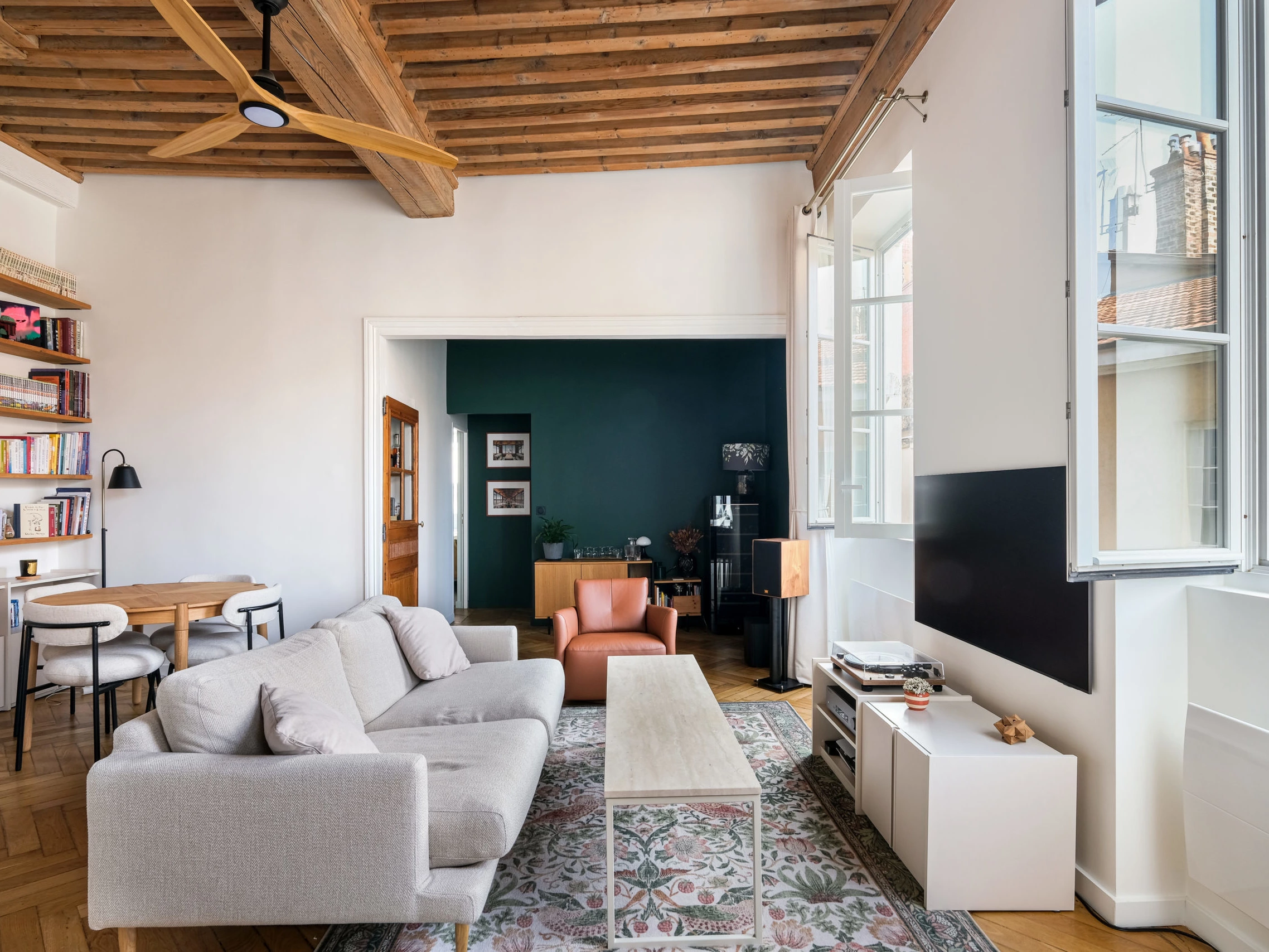 Séjour au plafond à la française avec bibliothèque, canapé gris et alcôve vert sapin, parquet point de Hongrie, ESQUI STUDIO