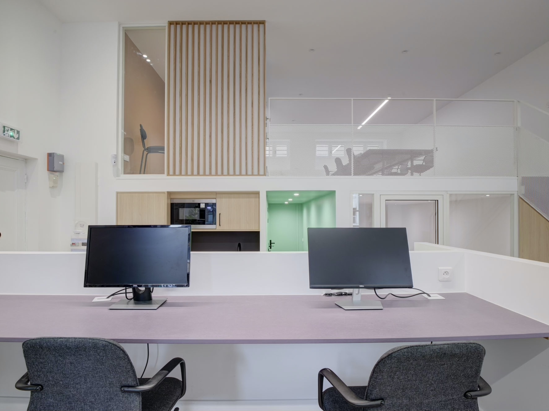 Détail de bureaux : claustra en chêne, tôle perforée blanche et sas vert