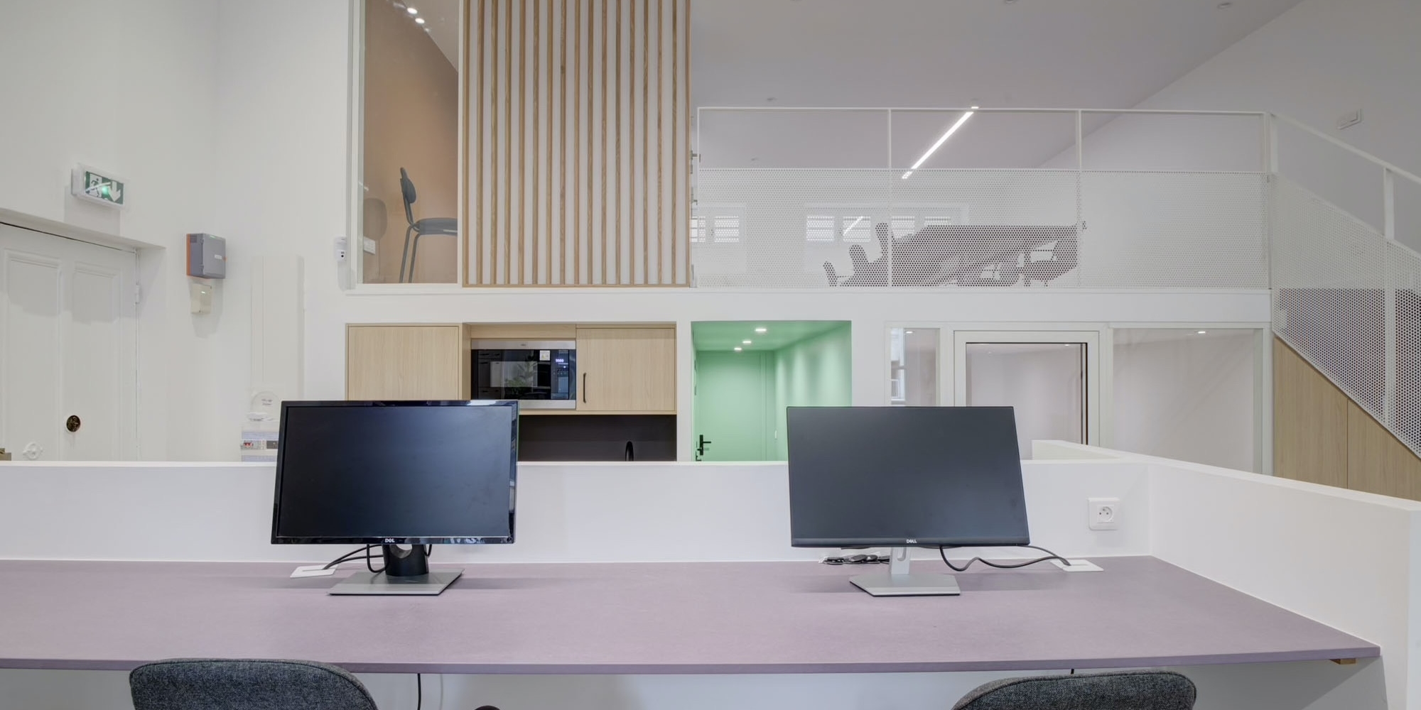 Détail de bureaux : claustra en chêne, tôle perforée blanche et sas vert