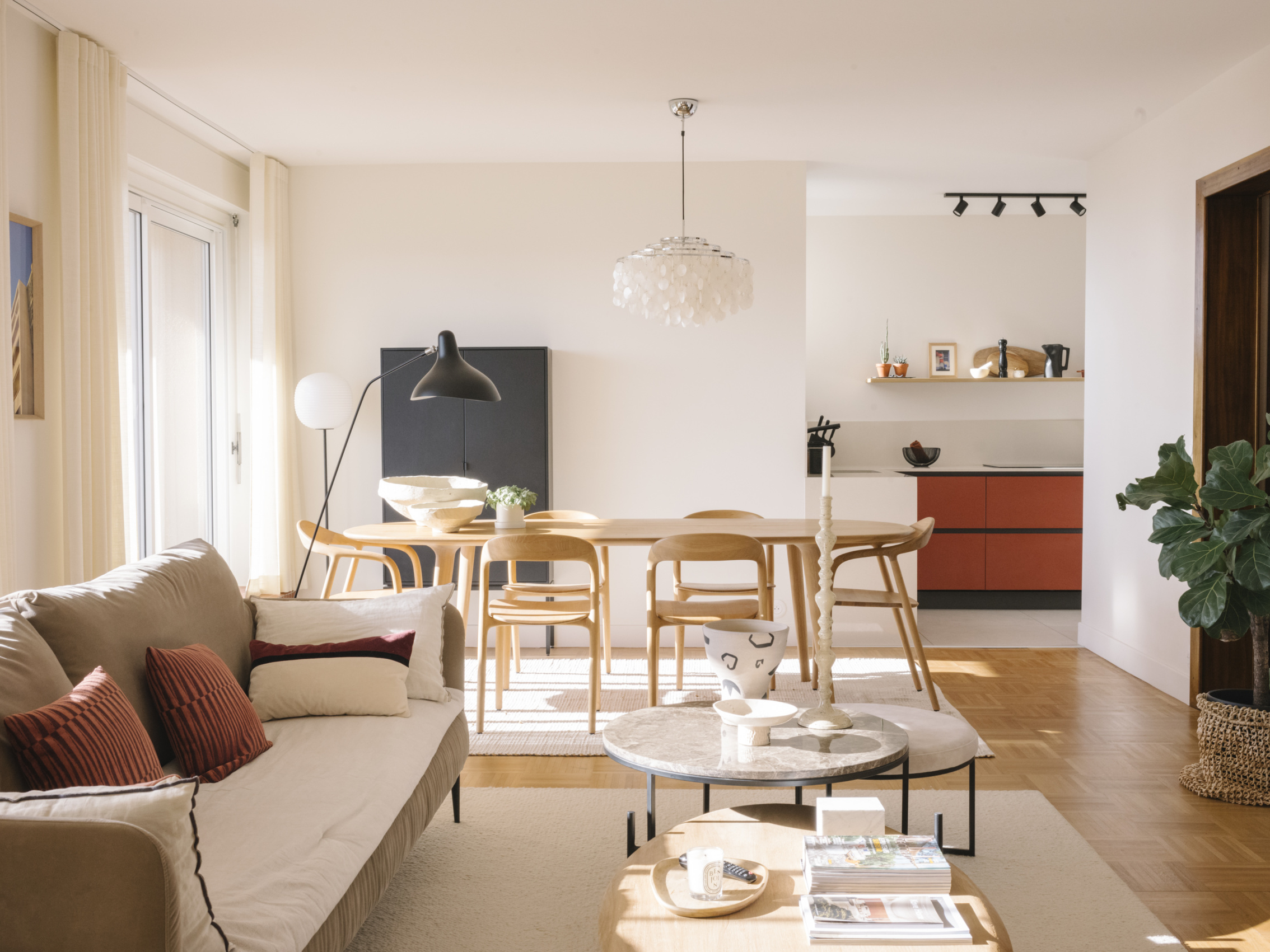 Pièce de vie : canapé beige, table en chêne, cuisine ouverte terracotta et parquet