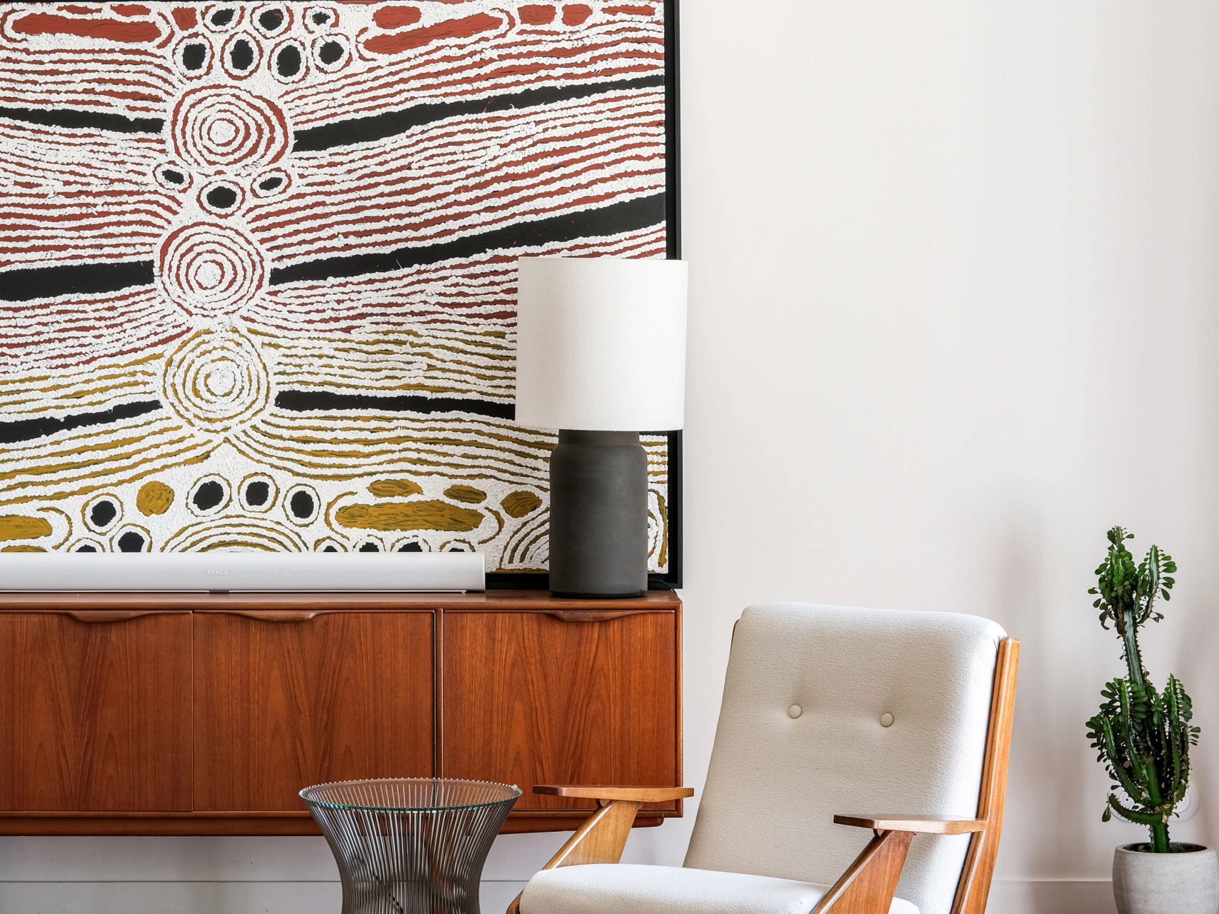 Détail de séjour : toile aborigène, enfilade teck, fauteuil vintage et guéridon Platner, ESQUI STUDIO Lyon