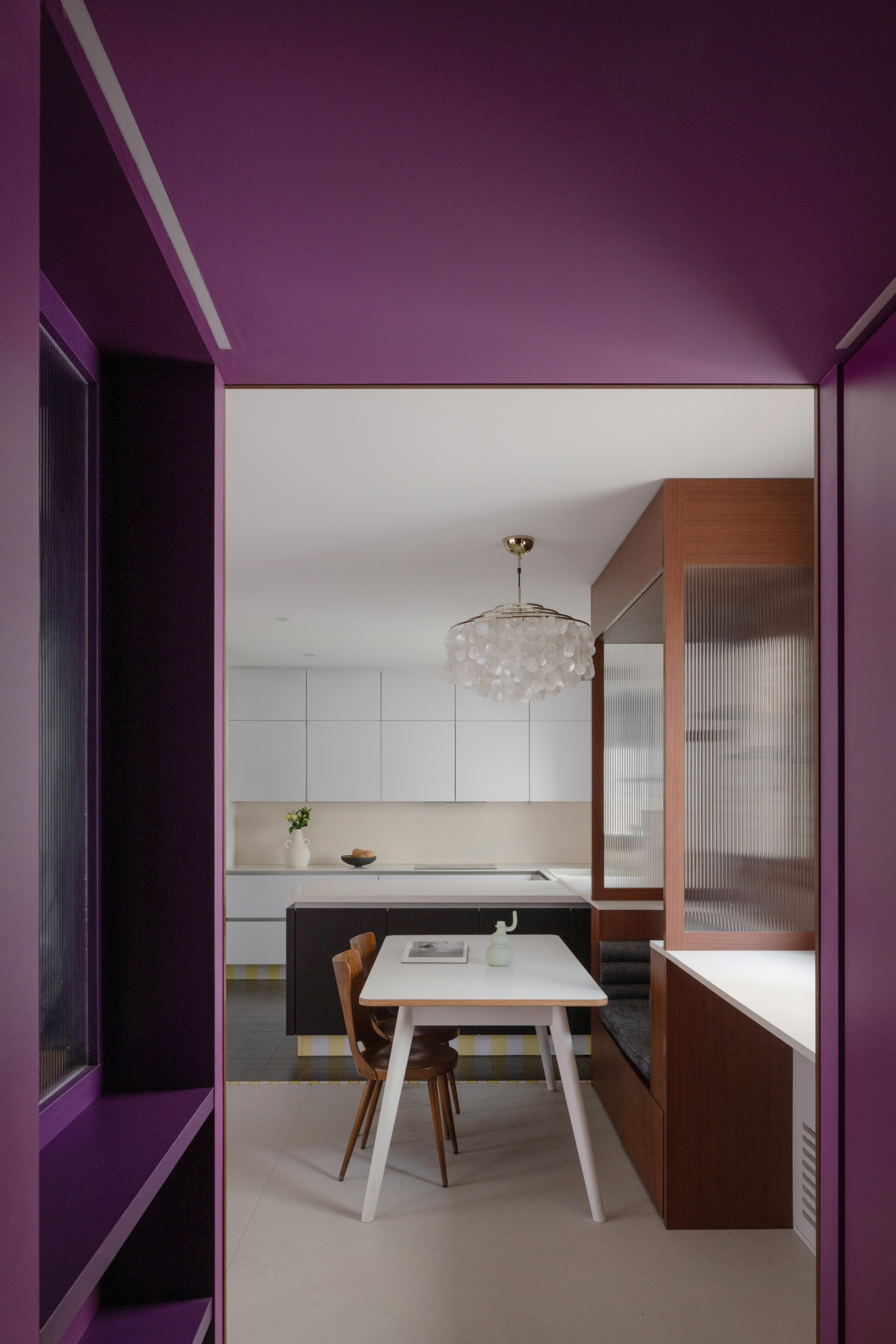 Séjour violet du projet Gazagnon, conçu par Craie Craie et réalisé par equi.